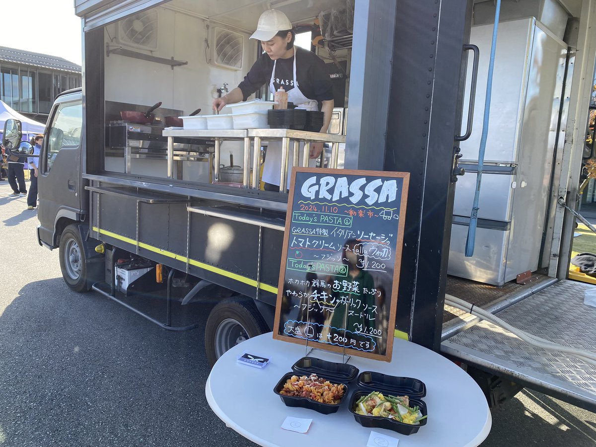 yakunBB's tweet photo. こんにちは✨
今日は地元富岡で開催されている
「第25回 動楽市」へ
いい天気☀️
大好きなスタッフ〜さんに挨拶❣️
GRASSAさんのキッチンカーを発見💡
もちろんいただきました🍝😆👍オイシイ
良い気分転換♫
#動楽市
#GRASSA https://t.co/K905LehSoU