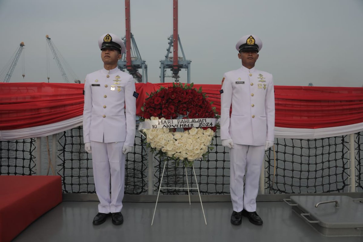Pada Hari Pahlawan 2024, sebaagai bentuk penghormatan dan mengenang jasa pahlawan Wakil Menteri Sosial Agus Jabo Priyono mengikuti Upacara Tabur Bunga di atas KRI Semarang - 594 di perairan Teluk Jakarta, Minggu (10/11/2024). #HariPahlawan2024 #KemensosGelarHariPahlawan