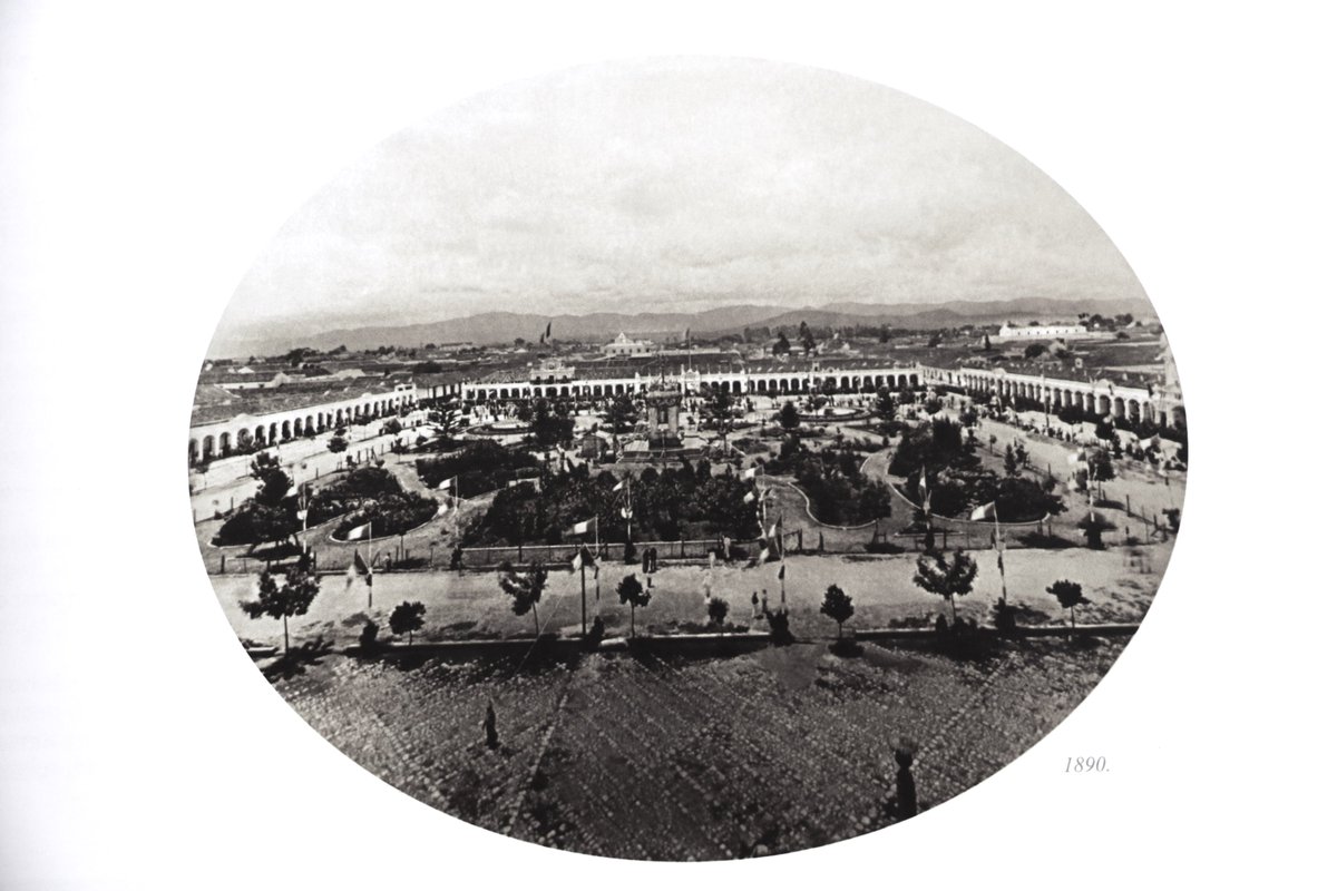 Ciudad Guatemala 1890, Plaza central desde las torres de Catedral, al fondo Palacio de Gobierno y Comandancia de Armas, a la izquierda Portal del Comercio y a la derecha portal del ayuntamiento, al centro la Fuente de Carlos III ahora en la Plaza España.