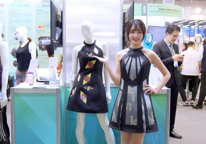 E-Ink new product: E Ink and the Textile Institute jointly launched the smart clothing "E-Ink" e-MooDress, which brings a variety of colors based on heart rate changes
ereaderpro.co.uk/en/blogs/news/…