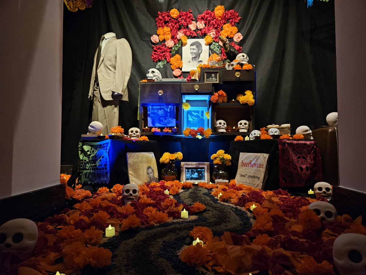 Inauguración del altar de Día de Muertos en homenaje a Alfredo Zitarrosa, en el Teatro Solís. 
Iniciativa de la Embajada de México en Uruguay 🇲🇽, en colaboración con el CIDDAE Teatro Solís, y el Archivo Zitarrosa.
<a href="/EmbaMexUru/">EmbaMex Uruguay</a> <a href="/fersantullo/">fernando santullo</a>
