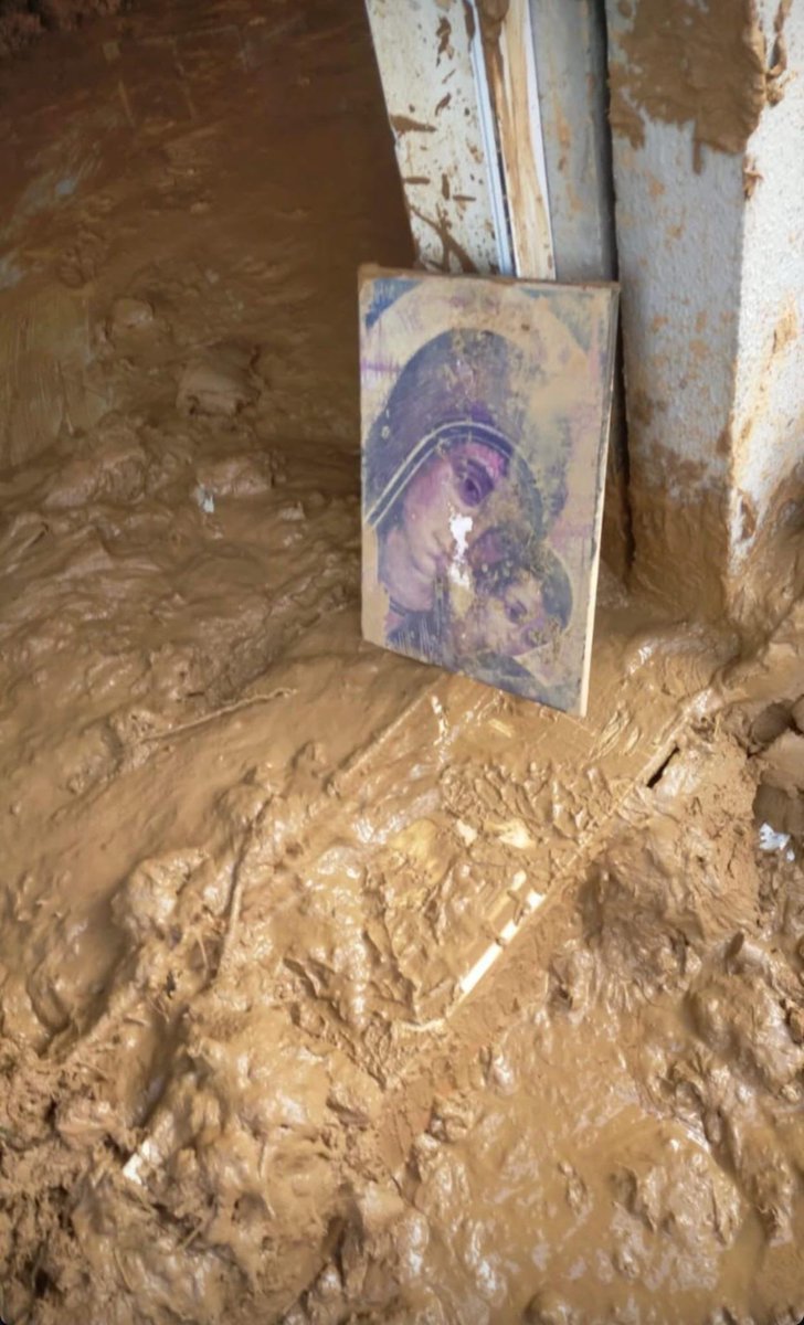 Y es ahí, donde la Virgen está. Cuando todo está mal, María aparece en medio de la nada.

Señor, intercede por todos los que miran al cielo en tu búsqueda en estos momentos.