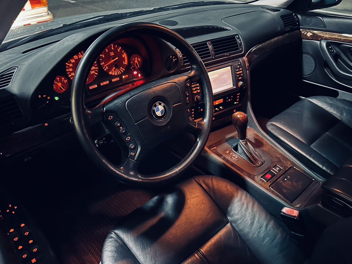 Semir_E46_328i's tweet photo. 【ご報告】

2000y BMW 735i プラス・パッケージ
LHD (E38 Facelift)
に乗り換えました🎊

・トゥモロー・ネバー・ダイ
・トランスポーター
等、映画の影響で長年憧れていたE38
20年越しの夢が、遂に叶いました。

今や球数も減り見かけなくなったE38
微力ながら盛り上げていければと思います
#BMWE38 https://t.co/2IKVJYLWY7