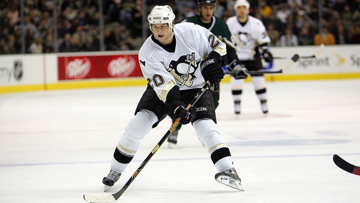 Brian_Metzer's tweet photo. It's another #AskArmy night @penguinslive. Get your questions in now, Army will answer them during the second intermission when we Ask Army!
#Pens #NHL #LetsGoPens https://t.co/KRBg5vpXOw