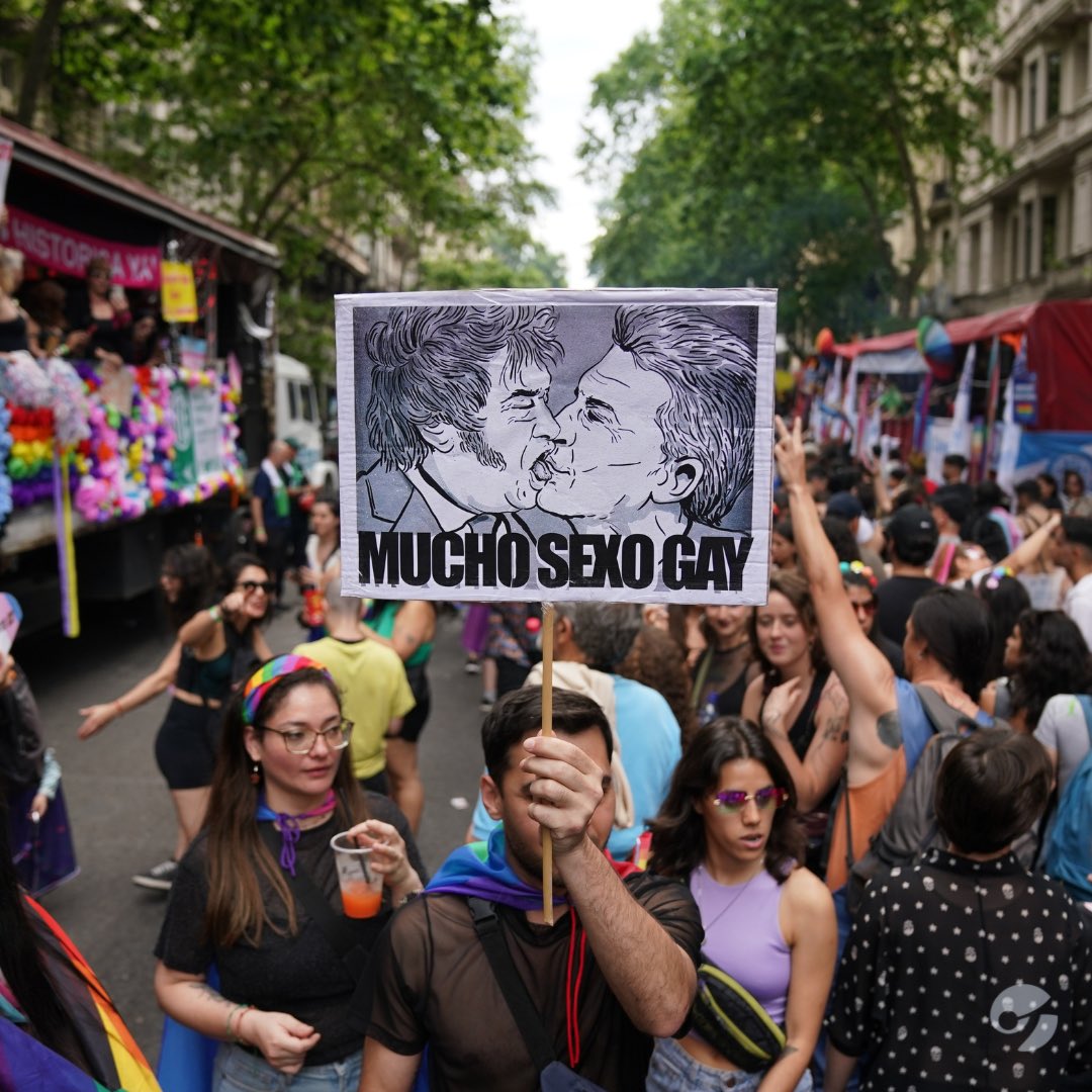 Imaginate ir a la marcha del orgullo para usar tu orientación sexual como un ataque o un insulto. #Retardados