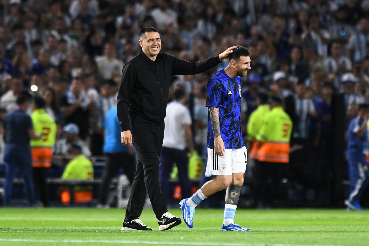 La Selección Argentina vuelve a La Bombonera: cuándo será Riquelme recibió a Messi con un reconocimiento para el capitán.