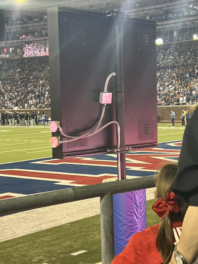 AmyBlueitt's tweet image. Dear SMU, This is unacceptable! The fans in section 116 rows 1-10 CAN NOT see the field! 😡 @SMUFB #alumniplayersat Hoco