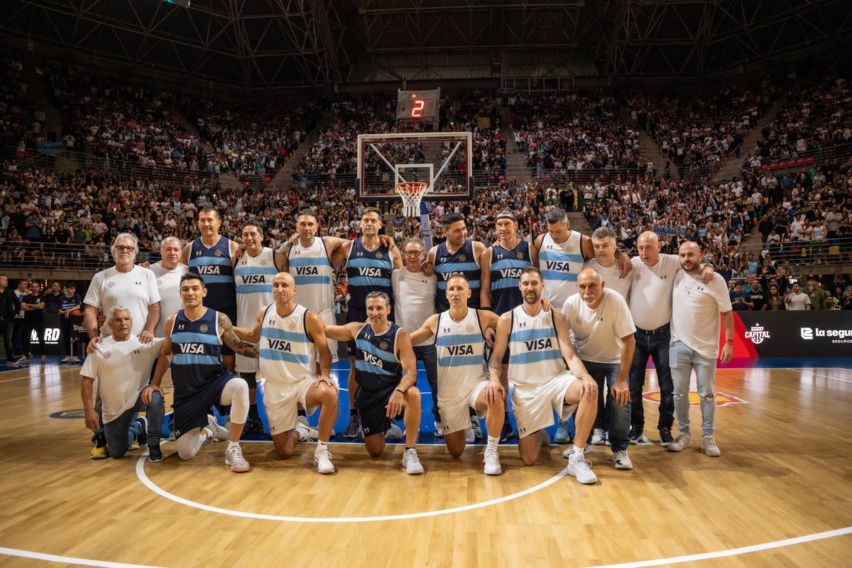 ¡¡Mirá lo que esta foto, hermano!!🙌😱🔥

Historia pura: un día volvieron, juntos, al país, a festejar la mayor hazaña de la historia deporte argentino.🥇🏀🇦🇷

20 años después...🥰