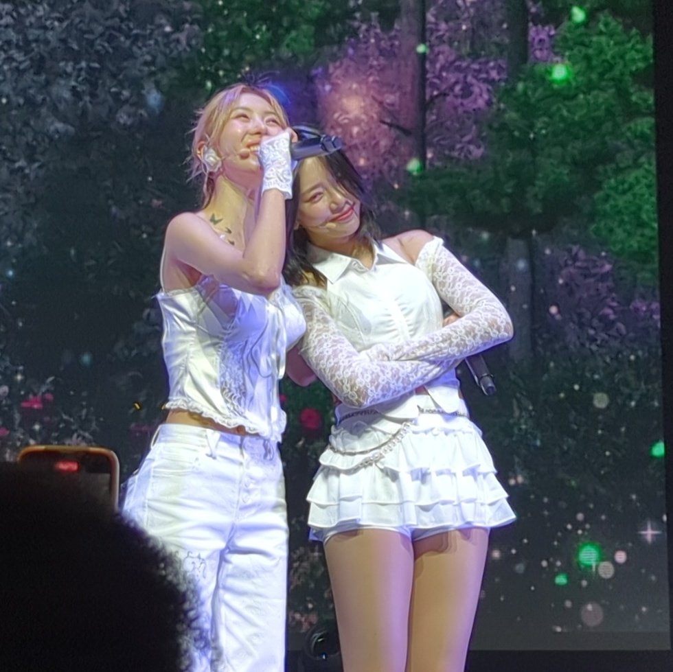 MoonbyulTime's tweet photo. Jiu &amp; Yoohyeon being Jiu &amp; Yoohyeon 🐰🐶

#DreamcatcherInNY https://t.co/aE7PHXh7Ed