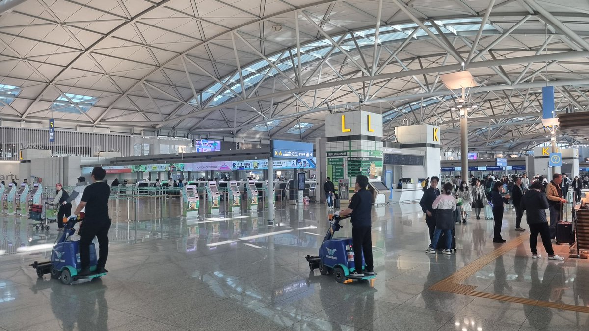 #여행은못가도기분만이라도 
인천공항 1터미널 
1층 입국장_한산함
3층 출국장_한산함 
2024.11 02 오전9시38분