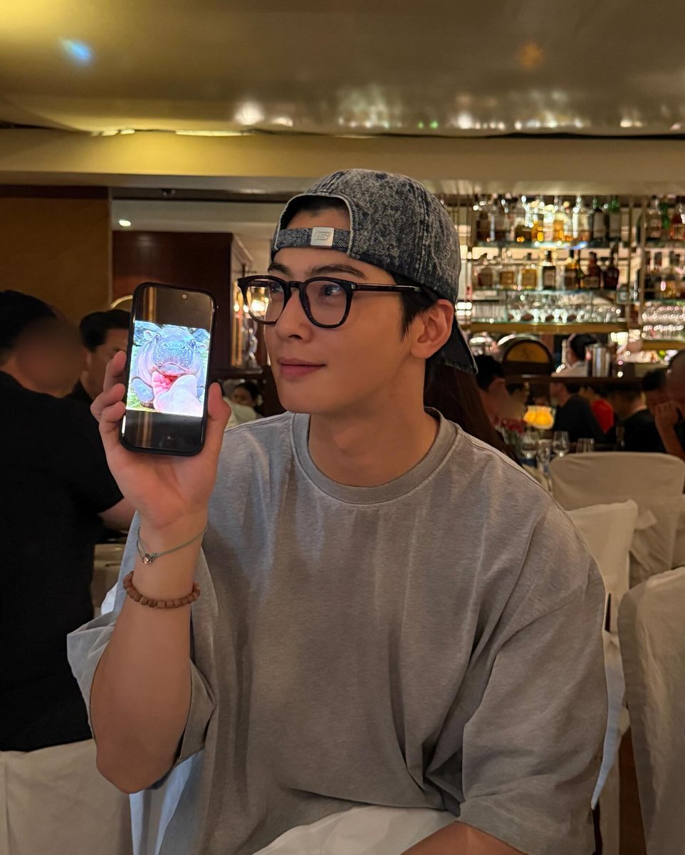 진 ( 𝗐𝗋𝑖𝗍𝗍𝖾𝗇 𝖻𝗒 𝗢𝘃𝗮𝗻) "
 ; 𝟢𝟧 ! 𝗎𝗋𝗌¹—𝗕𝖺𝗇𝗀𝗄𝗈𝗄 𝗧𝗁𝖺𝗂𝗅𝖺𝗇𝖽.  
𝗍𝖾𝗇𝗀𝗈 𝖺𝗆𝗂𝗀𝗈𝗌 𝗊𝗎𝖾 𝗌𝖾 𝖼𝗎𝖾𝗇𝗍𝖺𝗇 𝖼𝗈𝗇 𝗅𝗈𝗌 𝖽𝖾𝖽𝗈𝗌 𝖽𝖾 𝗎𝗇𝖺 𝗆𝖺𝗇𝗈, 𝗒 𝗎𝗇 𝗋𝖺𝗆𝗈 𝖽𝖾 𝗂𝗅𝗎𝗌𝗂𝗈𝗇𝖾𝗌 𝗊𝗎𝖾 𝗌𝖾 𝗆𝗎𝖾𝗋𝖾𝗇 𝖺𝗅 𝖽𝖾𝖼𝗂𝗋 𝖺dios.