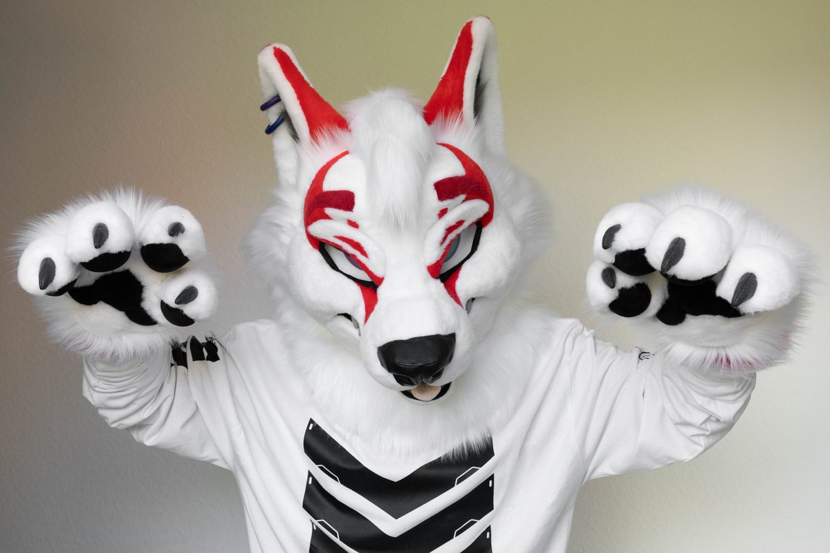 Would you dare pet a fluffy boy if they look at you like that?~

#furry #fursuit #FursuitEveryday #Kitsune