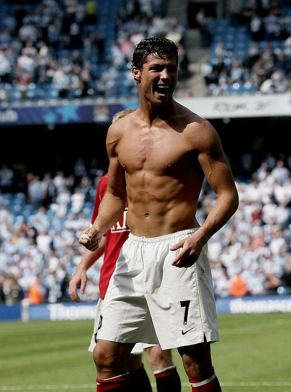 Ronaldo_Fame's tweet photo. 12 Amazing Facts About  Ronaldo’s Workout?

Ronaldo works out for up to four hours daily.
Ronaldo’s diet emphasizes diversity and high-protein, low-fat foods.
Ronaldo drinks up to six litres of water a day.
Ronaldo avoids sugary drinks.
#ronaldo𓃵
#FootballFocus 
#fitness https://t.co/ZodsBZQ7wt