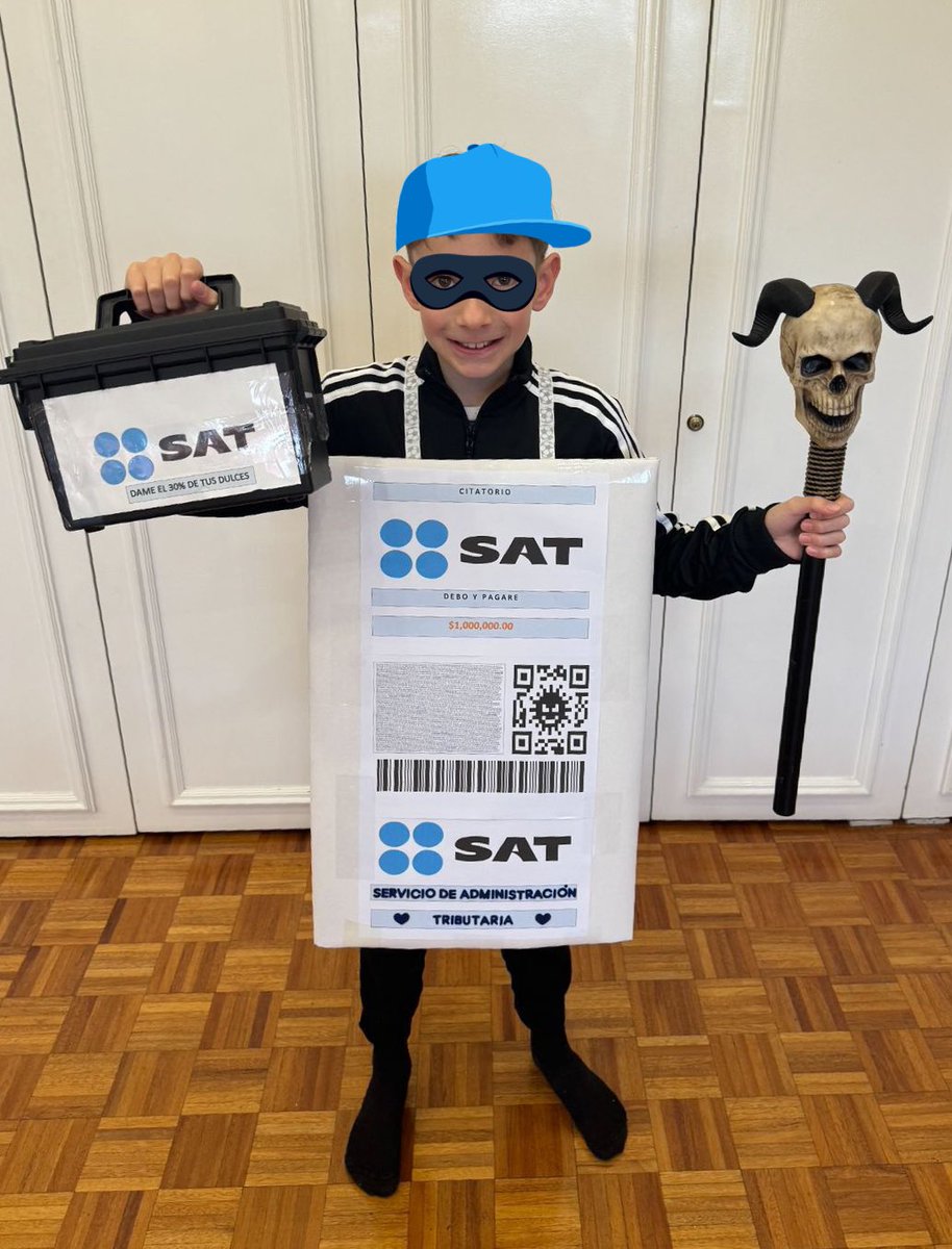 RicardoBSalinas's tweet photo. El ganador al mejor disfraz del concurso de Halloween 🎃 

Este joven llegaba con sus compañeros y después de retenciones, IMSS, ISR, IVA, IEPS, ISAN, ISAÍ, PREDIAL, TENENCIA, INFONAVIT… etc los obligaba a entregar el 64% de sus dulces, a cambio les devolvía las envolturas 😂😂😂. Junto a él andaba un niño disfrazado de narcotraficante, pidiendo cobro de piso sobre los dulces que les quedaron después de la visita del SATanas a sus demás compañeros y atrás estaba otro, disfrazado de Gobiernicola, ese era el que cuidaba al SATanas y al Narco, además de quedarse con la mayor parte del botín. Fue genial ver a México representado por 3 chamacos ingeniosos.