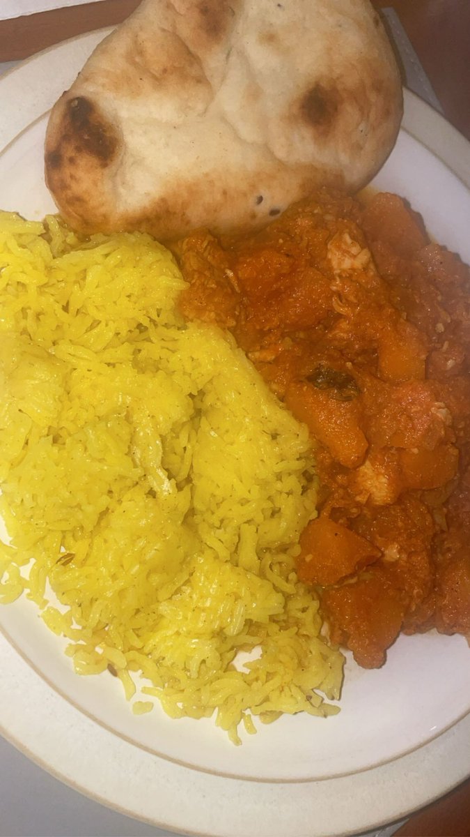 IssySarahLucy's tweet photo. Homemade curry and a sleeping feline ! Inspired by @cop_ish https://t.co/O5tUItoWPi