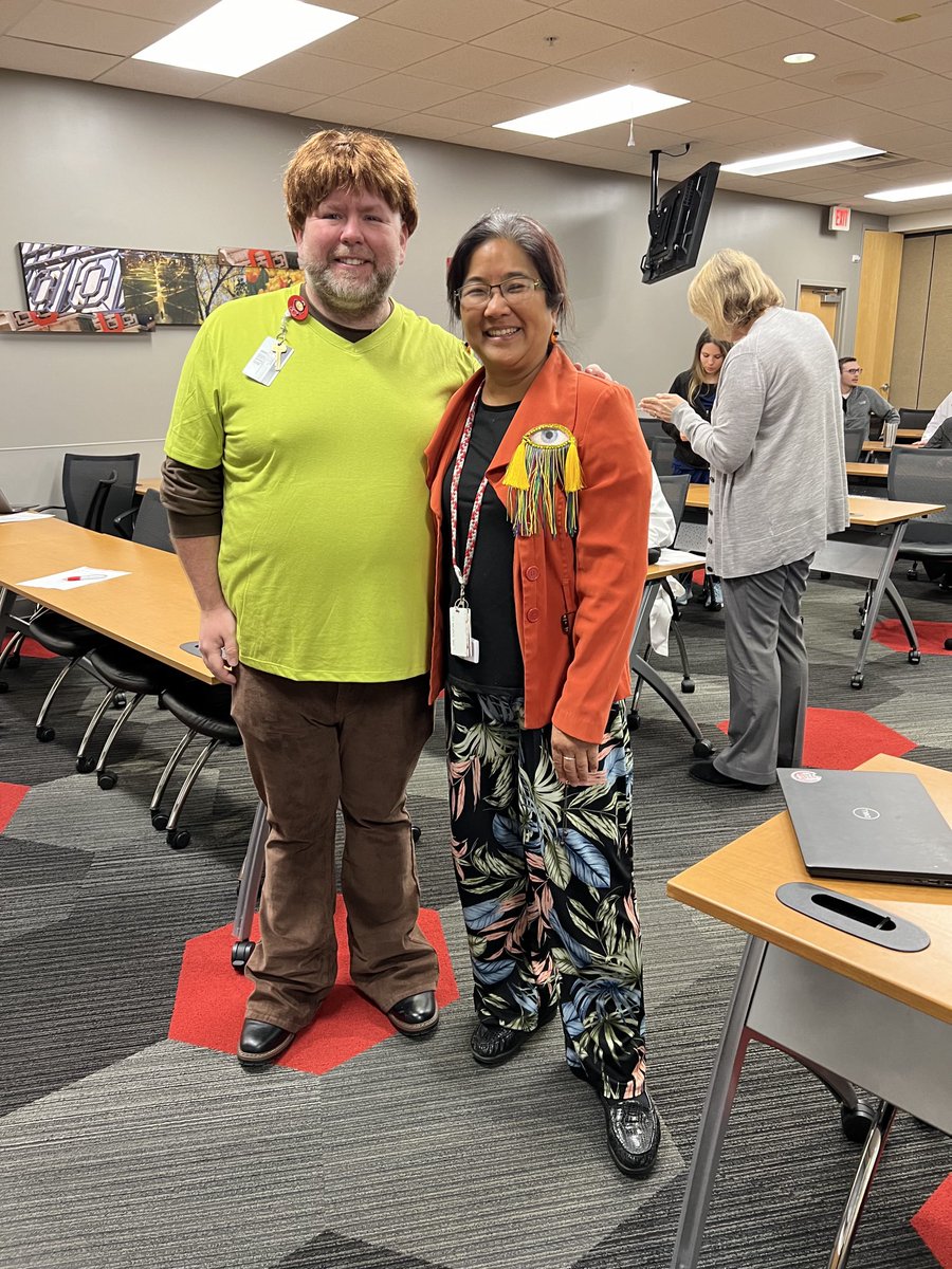 DrSyMoroi's tweet image. Happy post 🎃 from @OhioStateEye with #Shaggy, @Buckeye-paws Iro as Mystery Machine & our #FindingWaldo patient services!