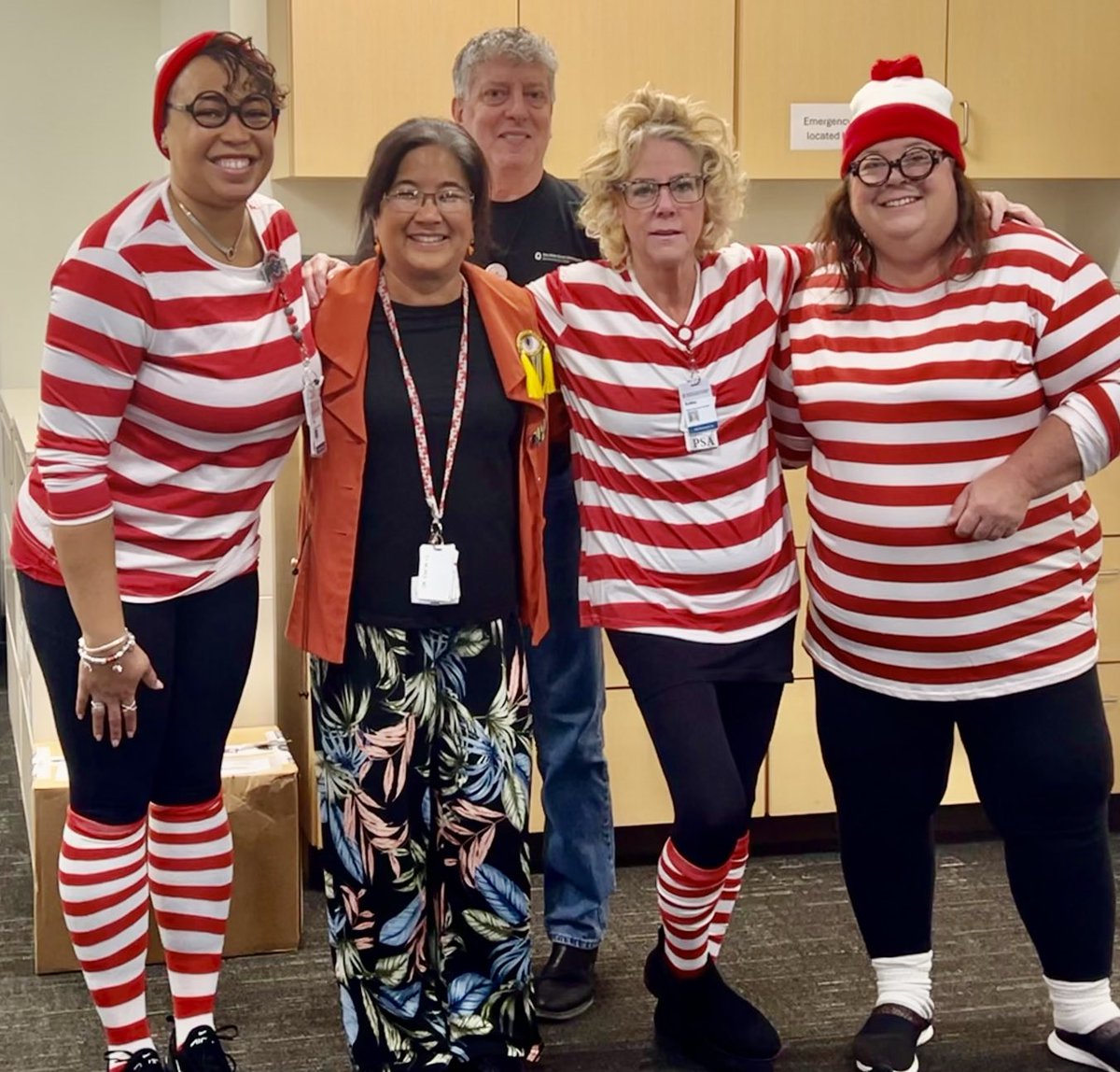 DrSyMoroi's tweet image. Happy post 🎃 from @OhioStateEye with #Shaggy, @Buckeye-paws Iro as Mystery Machine & our #FindingWaldo patient services!