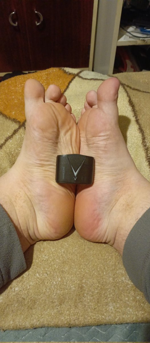 TheBoi63's tweet photo. This is how my big my feet are compared to earbuds case. My feet size is 46 EU 
#feetmen #Feet #feetsize https://t.co/1KUibLy2QL