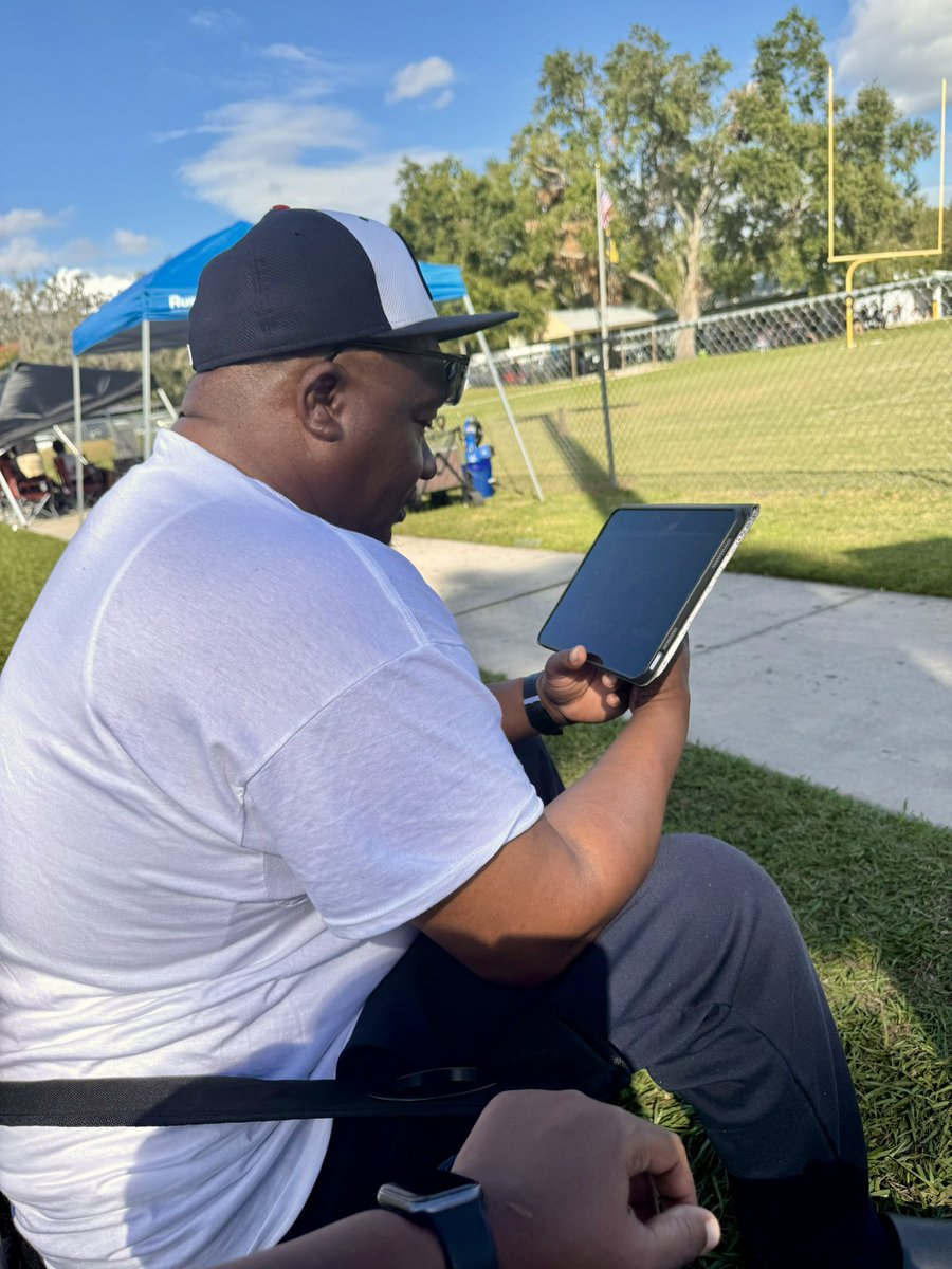 When you son has a football game and the <a href="/MiamiHurricanes/">Miami Hurricanes</a> are playing at the same time🤦🏽‍♀️ <a href="/Verizon/">Verizon</a> <a href="/5G/">5G.World</a> <a href="/Apple/">Apple</a>  #CanesFootball