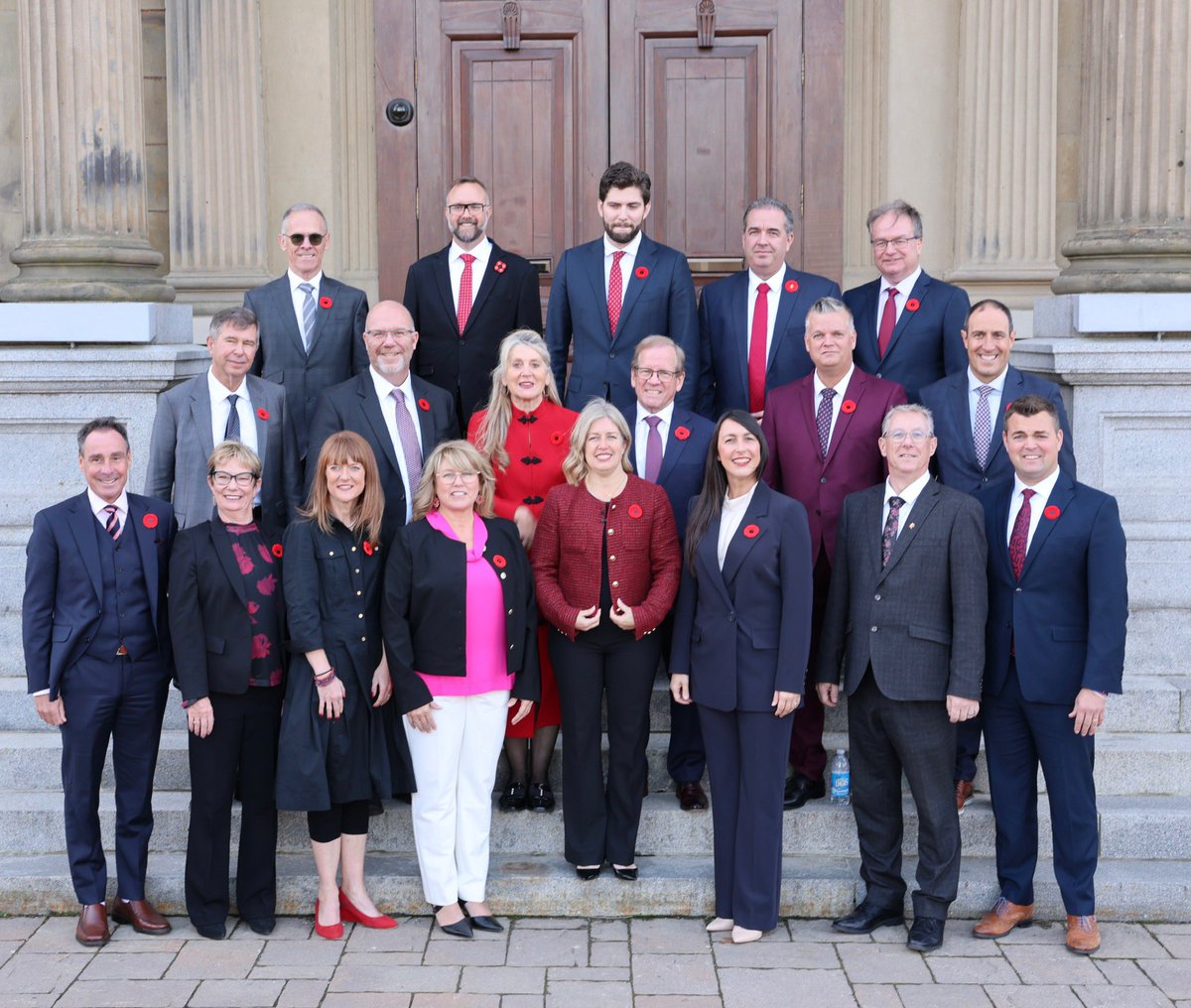 susanholt's tweet image. Honoured to share the first official photo of our cabinet. This dedicated team is experienced, passionate and ready to lead with care, collaboration, and a commitment to serving every New Brunswicker.
—-
C&apos;est un honneur pour moi de publier la première photo officielle de notre…
