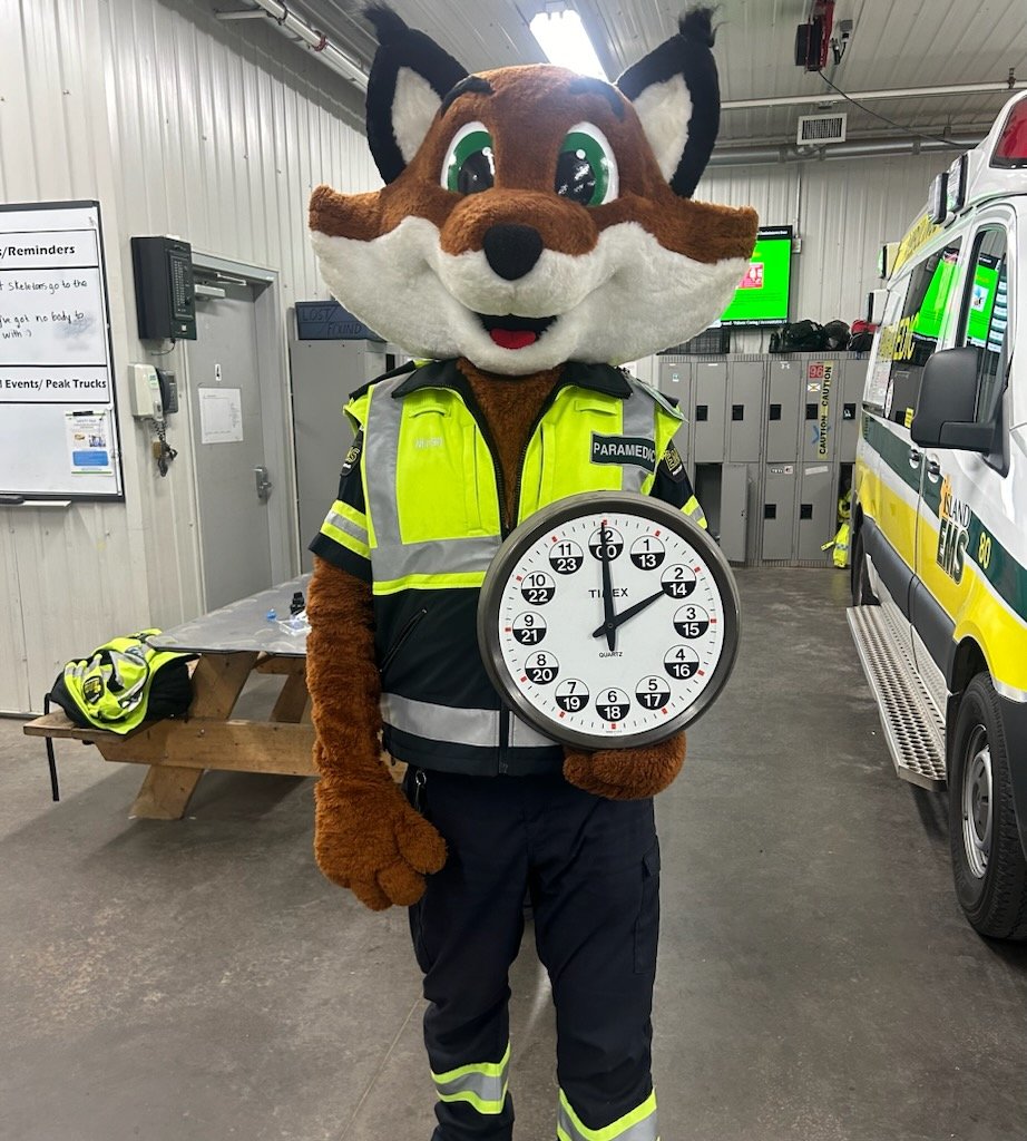 Daylight Savings Time ends Sunday, Nov 3 at 2am. NITRO, Beth and Priscilla want to remind everyone to Roll those clocks back 1 hour tonight and use caution while driving in earlier evening darkness. Stay safe, lights on for safety. 🚘⛹️🔦