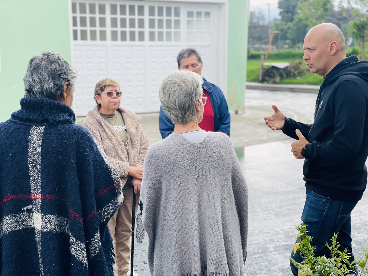 edisson_rodri's tweet photo. #ConstruyendoConHechos Compartimos con nuestra querida comunidad del barrio Villa del Rosario, conversamos sobre seguridad, espacio público y movilidad. Pese a la lluvia estamos comprometidos con la gestión y el control político que aseguren el bienestar de la comunidad. https://t.co/Bwjruxar74