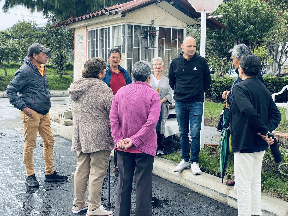 edisson_rodri's tweet photo. #ConstruyendoConHechos Compartimos con nuestra querida comunidad del barrio Villa del Rosario, conversamos sobre seguridad, espacio público y movilidad. Pese a la lluvia estamos comprometidos con la gestión y el control político que aseguren el bienestar de la comunidad. https://t.co/Bwjruxar74