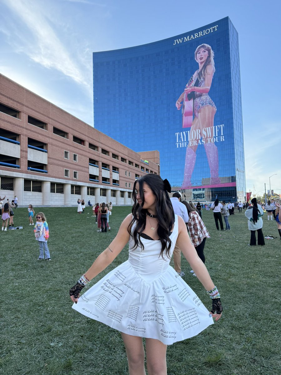 lilimaeee's tweet photo. Old habits die screaming 🤍🖤 #IndyTSTheErasTour @taylornation13 @taylorswift13 https://t.co/Afl4ORB08o