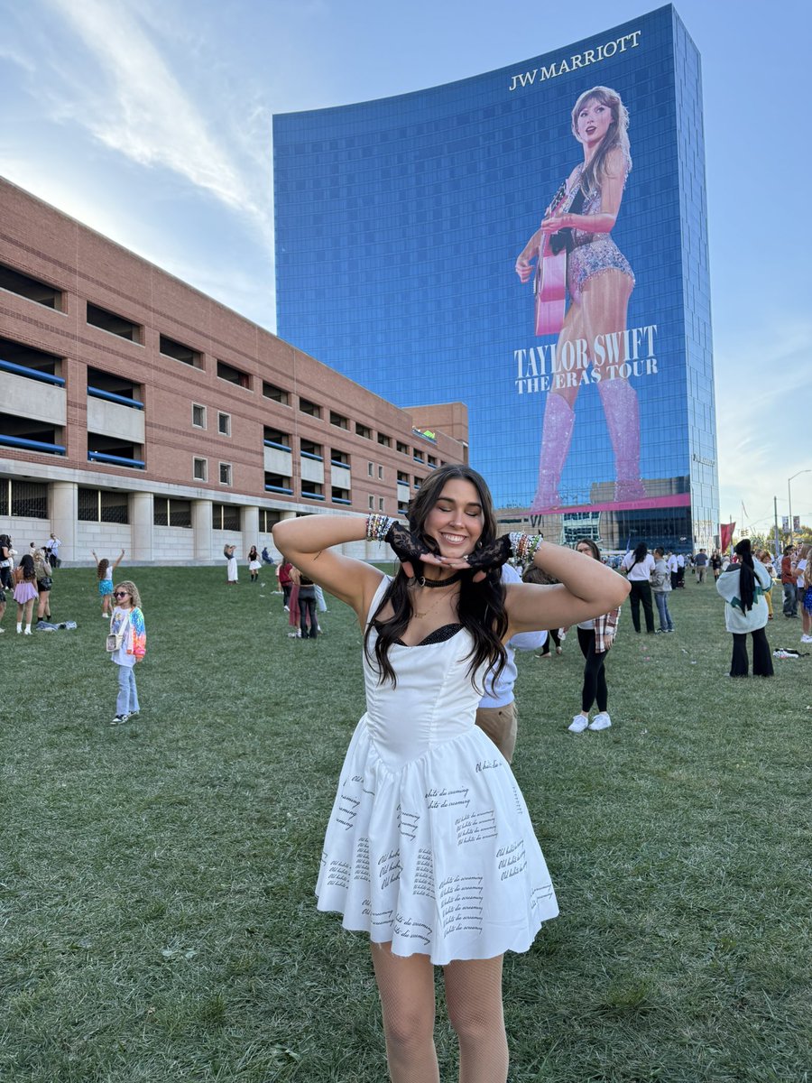 lilimaeee's tweet photo. Old habits die screaming 🤍🖤 #IndyTSTheErasTour @taylornation13 @taylorswift13 https://t.co/Afl4ORB08o