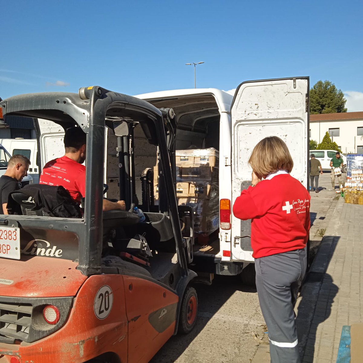 #DANA

Hoy hemos llevado agua, alimentos y productos de higiene a la localidad de #Mislata (Valencia) en coordinación con el #ayuntamientodemislata y con la colaboración de la empresa #Sertranin ubicada en Minglanilla y varios particulares.