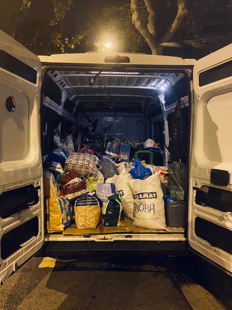 Preparades per sortir demà cap al País Valencià!

Demà recollirem també material de neteja que les veïnes han portat al Mercat de la Guineueta, per omplir encara més!

Demà torna a obrir el Mercat de 9 a 14 i el 3 Voltes Rebel de 17 a 20 h!

Gràcies a totes!! #NouBarris