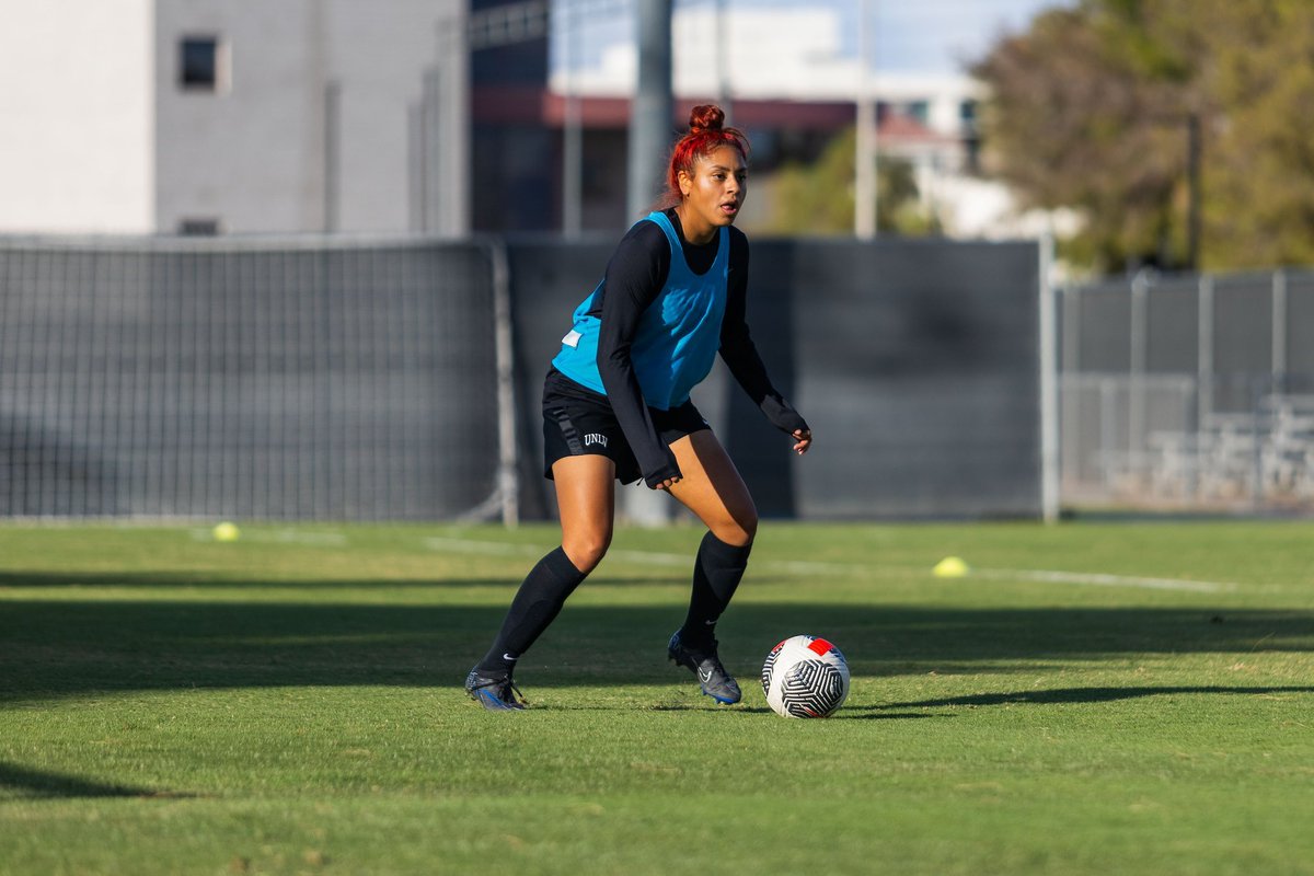 UNLVwSoccer's tweet image. 🔒 Locking in for the Mountain West Tournament. ⏩

#GoRebs 🔴⚫️ #MWWSOC #MakingHerMark

📸 PC: @djcabphoto