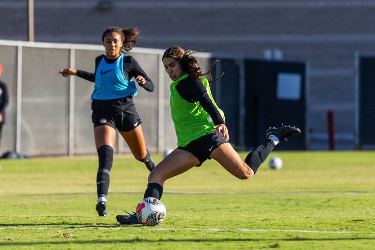 UNLVwSoccer's tweet image. 🔒 Locking in for the Mountain West Tournament. ⏩

#GoRebs 🔴⚫️ #MWWSOC #MakingHerMark

📸 PC: @djcabphoto