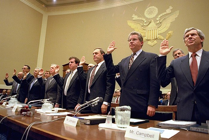 LealtadSabia's tweet photo. 8. Los directores generales de 7 grandes empresas tabaqueras declarando bajo juramento que la nicotina NO causa adicción, 1994. https://t.co/dJkKoV7LfP