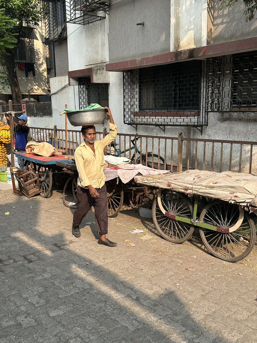 Funyourselff's tweet photo. Street Hawkers have taken over the lane - creating a nuisance to Society members due to large crowd gathering in the evening

Allocate another place for they will return if removed

Location 📍:  Next to wadala flyov bridge, Outside Vaibhav &amp; Centrum Bldg

@mybmcWardFN 
@mybmc https://t.co/gOqo8KttD7