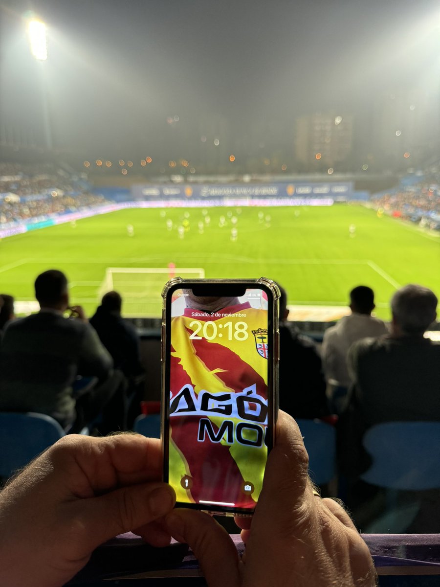 En los estadios aragoneses se ven móviles con la imagen de sus camisetas favoritas, los modelos #aragónmola y #megustaaragón de <a href="/CamisetAragon/">CamisetaCoronaAragón</a> 😍

Que grandes sois, eternamente agradecidos !! 💪🏽💛❤️💛❤️