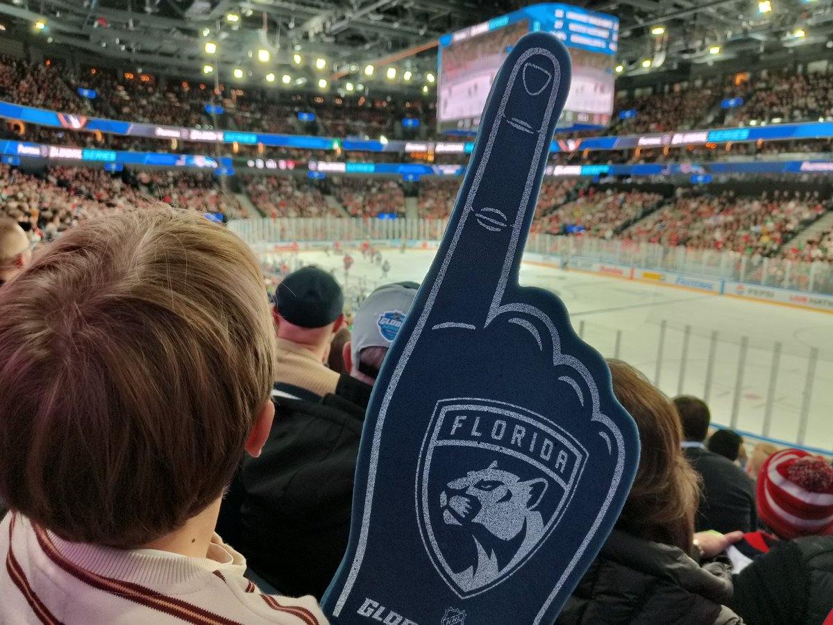 Vaikka liput olivat karmean hintaisia ja vaikka yritän olla kyyninen väliaikalähtömies, niin kyllä reissu katsomaan NHL:ää totaalisen kiekkohullun kahdeksanvuotiaan kanssa oli mahtavaa. 

Sasha Barkov operoi jossain sellaisessa ajan ja tilan maailmassa johon harvalla on pääsy.