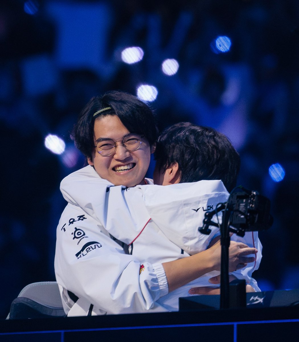 lolesports's tweet image. one day // day one