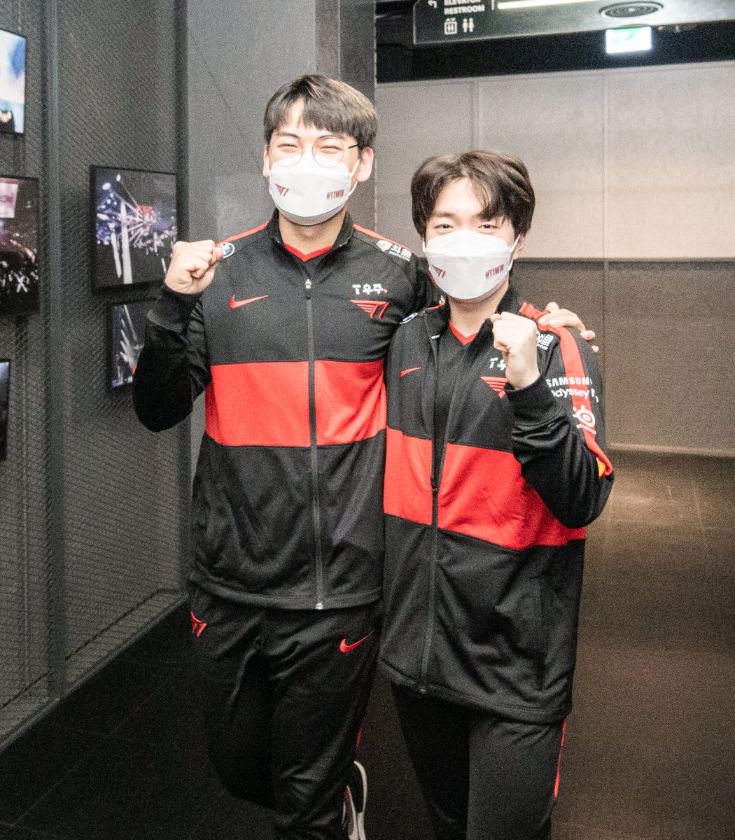 lolesports's tweet image. one day // day one