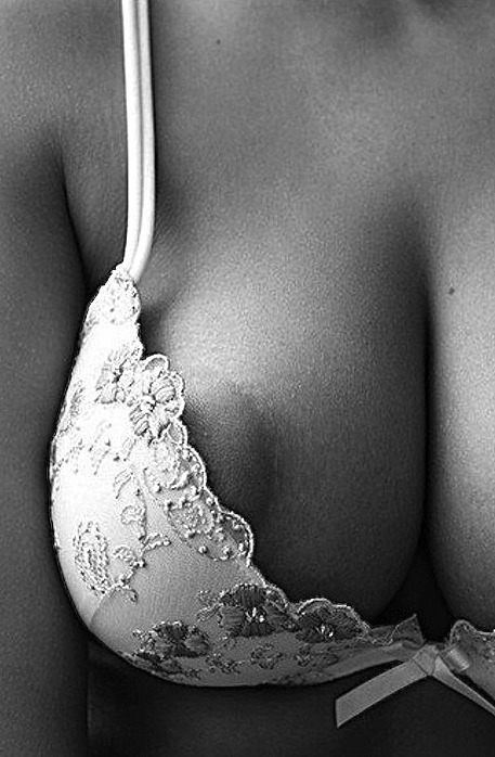 EllaLetraherida's tweet photo. La elegancia está en la piel,en el alma,en los gestos y en las palabras que derraman los amantes,en la forma de expresar los deseos y también en la forma de amar. La elegancia esta en una caricia y un beso en el pecho,al ladito del corazón. Se elegante y prométe amarme bien 
BN💫 https://t.co/AOWI8dTcut
