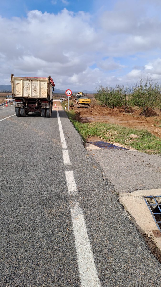 Un último tuit por hoy(salvo novedad importante) y ya os dejo tranquilos. Ya se encuentran habilitados todos los carriles en V-30, V-31, A-3 y A-7, al norte de la A-3. Mañana continuarán los trabajos de limpieza, retirada de material y vehículos de bermas, enlaces, tercianas,