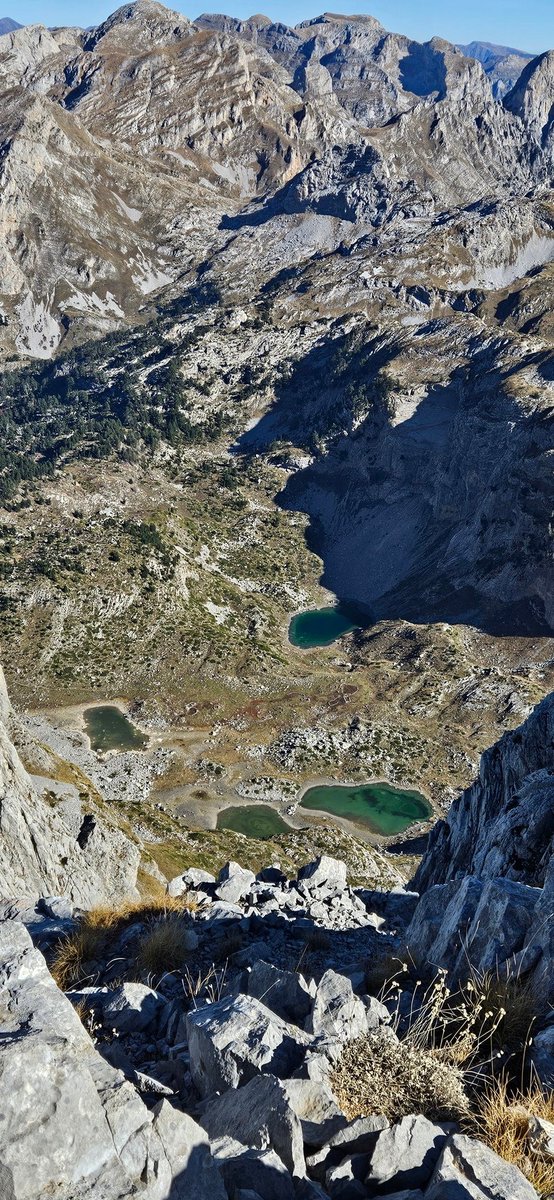 damirakalac's tweet photo. Kakva šetnja od Ropojane, na Maja Bojs (2.461), sa pogledom na prošli vikend (Maja Jezerce, 2.694) i jedan prije njega (Kolate), na Karanfile, ma na sve! Spuštanje na Dolinu jezera, pa na Zastan...
#Prokletije https://t.co/4wS8So0Dmi
