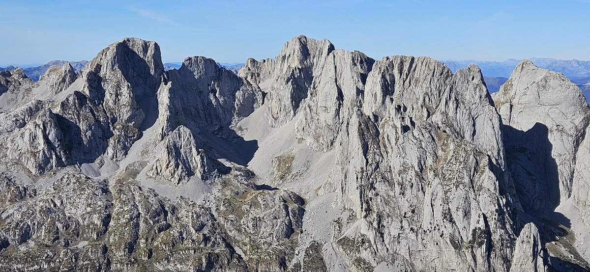damirakalac's tweet photo. Kakva šetnja od Ropojane, na Maja Bojs (2.461), sa pogledom na prošli vikend (Maja Jezerce, 2.694) i jedan prije njega (Kolate), na Karanfile, ma na sve! Spuštanje na Dolinu jezera, pa na Zastan...
#Prokletije https://t.co/4wS8So0Dmi