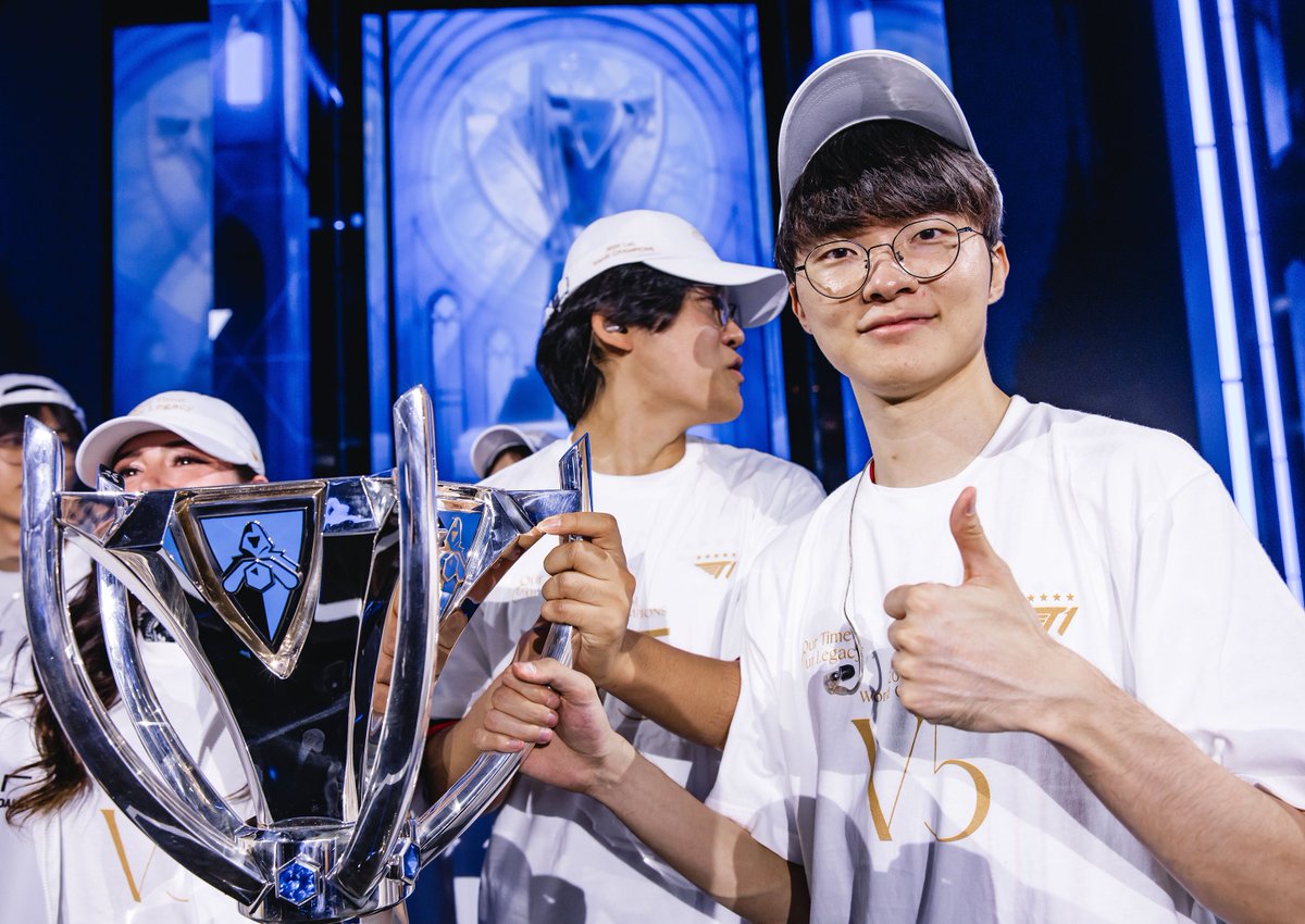 lolesports's tweet image. 🏆👍