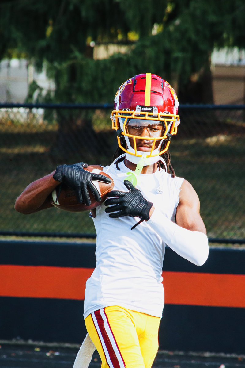 hudl.com/v/2QcsVH
Full Season Highlights 
6’1
165