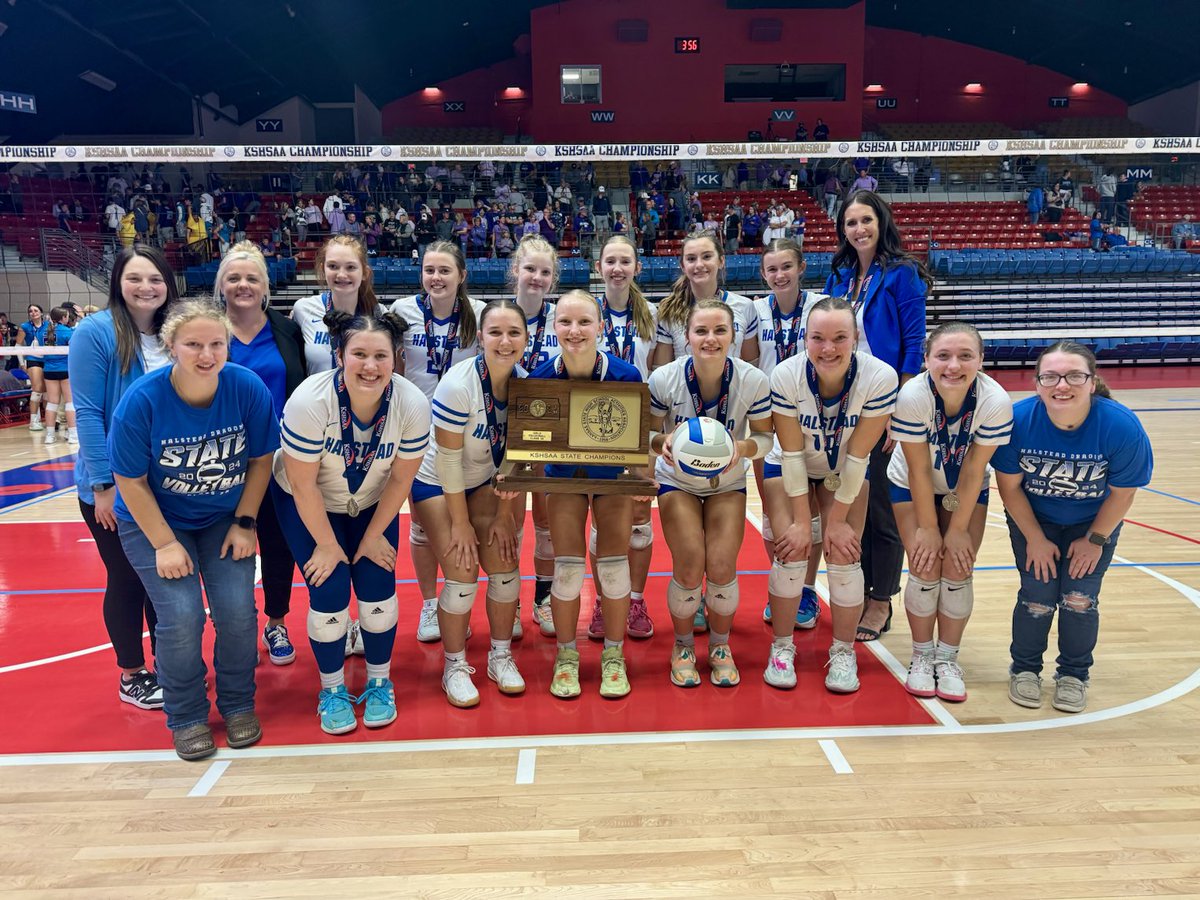 BrentKSHSAA's tweet photo. Halstead wins first ever state volleyball title, taking 25-23, 25-22 win over Nemaha Central in 3A title match.
📸 ⁦@avery_grunert⁩ 
#KSHSAACovered https://t.co/RFSDnrzUly