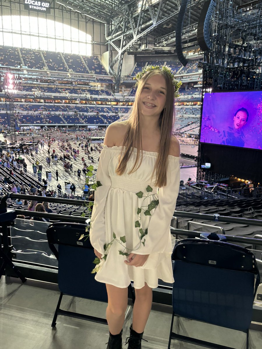 lotcatnip's tweet image. I am so grateful I got to see Taylor last night with my favorite person.