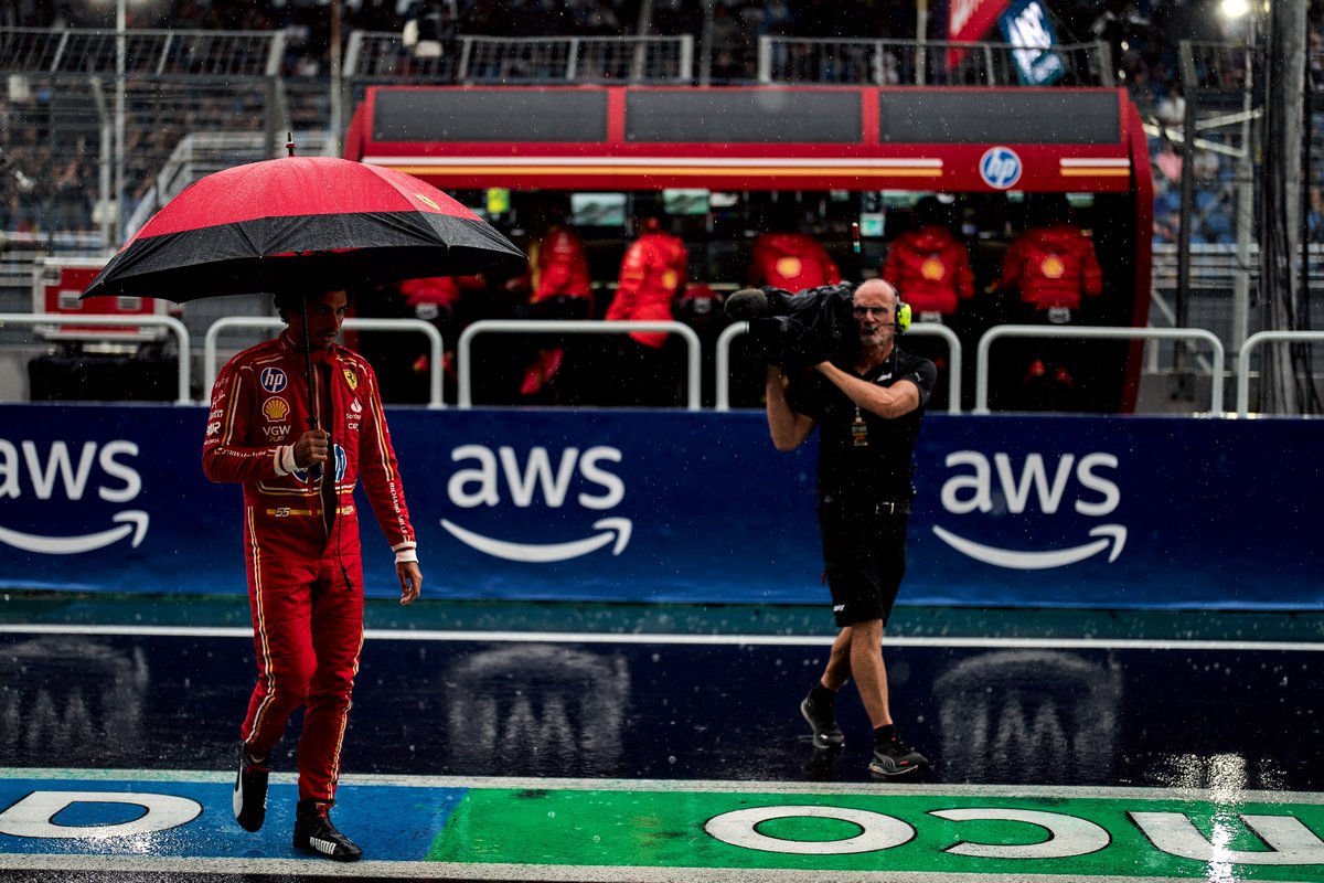 Carlossainz55's tweet photo. 🇧🇷 I’m sorry for the fans. They cheered relentlessly under the rain, but Quali was impossible. I hope we can make up for it in the morning! Car wasn't easy to drive in the Sprint. We've made changes and hopefully they'll work. Eyes on tomorrow!

👉https://t.co/UeBsnwnzW8 https://t.co/mMIAHJAhKK