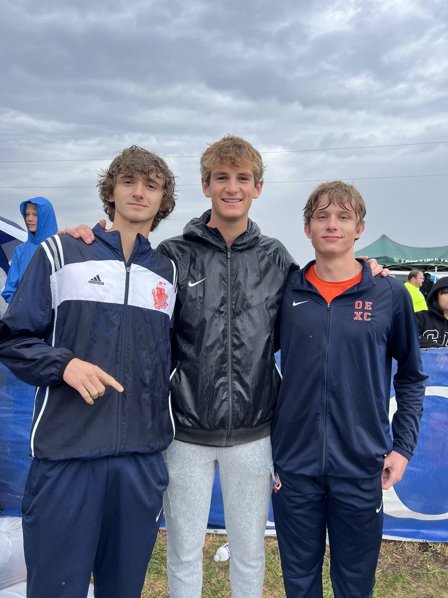 We have THE BEST support crew! Current and old athletes!!🧡👟💙