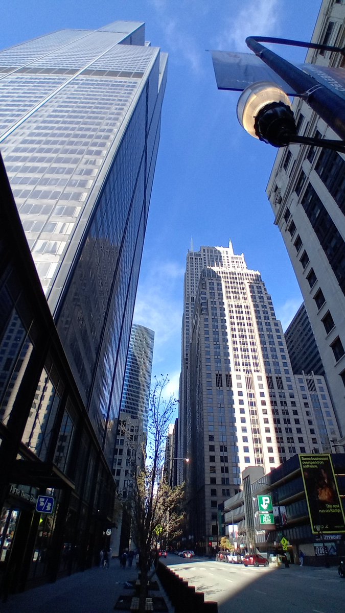 rodifex's tweet image. Everyone in Chicago walks slow as fuck.